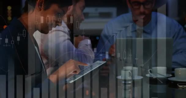 多様なビジネス人に対する金融データ処理のアニメーション 世界的なビジネス データ処理 デジタルインターフェースの概念デジタル生成されたビデオ — ストック動画