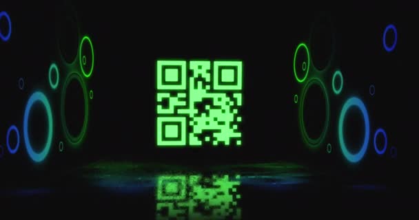 黒の背景に円が描かれたネオンQrコードのアニメーション 世界的なテクノロジーとコンピューティングの概念は — ストック動画