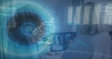 Çeşitli doktorlar üzerinde veri işleme ve bulut animasyonu. küresel tıp, sağlık ve bağlantılar konsepti dijital olarak oluşturulmuş video.