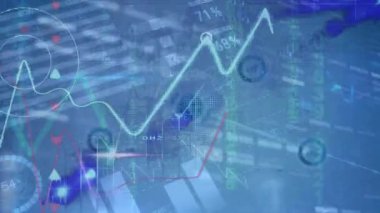 Mavi arkaplanda veri işleme ve bağlantı ağının animasyonu. küresel bağlantılar, bilgisayar ve dijital arayüz konsepti dijital olarak oluşturulmuş video.