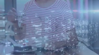 Çift ırklı bir kadının kredi kartıyla ödeme yapması üzerine hareket eden sütunların canlandırılması. küresel perakende, teknoloji ve veri işleme kavramı dijital olarak oluşturulmuş video.