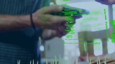 Akıllı telefonla ödeme yapan beyaz kadın hakkında veri işleme animasyonu. küresel perakende, teknoloji ve veri işleme kavramı dijital olarak oluşturulmuş video.