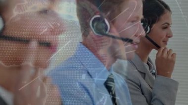 Telefon kulaklığı kullanan çeşitli iş adamlarının veri işleme animasyonları. küresel iş ve dijital arayüz kavramı dijital olarak oluşturulmuş video.