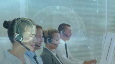 Telefon kulaklığı kullanan çeşitli iş adamlarının veri işleme animasyonları. küresel iş ve dijital arayüz kavramı dijital olarak oluşturulmuş video.