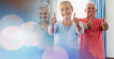 Başparmaklarını gösteren bir grup yaşlının portresine karşı kopyalama alanı ile bulanık etki. yoga, meditasyon ve huzurevi kavramı