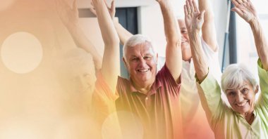 Huzurevinde yoga yapan bir grup yaşlı insana karşı fotokopi alanı ile bulanık etki. yoga, meditasyon ve huzurevi kavramı