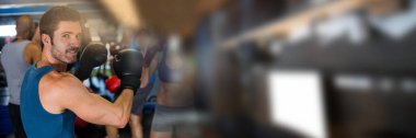 Kafkas erkek boksörün spor salonundaki portresine karşı fotokopi alanı ile bulanık etki. spor ve spor konsepti