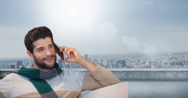 Beyaz adamın akıllı telefonla şehir manzarasının havadan görüntüsüne karşı konuşmasının birleşik görüntüsü. iş ve teknoloji kavramı