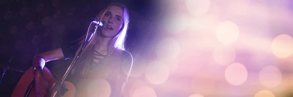 Lichtpunkte Mit Kopierraum Gegen Eine Kaukasische Künstlerin Die Gitarre Spielt — Stockfoto