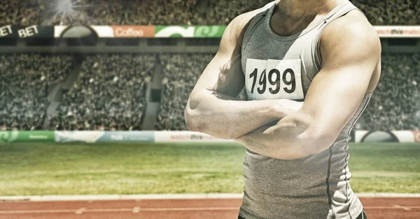 競技場の反対側に腕を持つ男性アスリートの中央部に対する光のスポット スポーツ フィットネス 競争の概念 — ストック写真