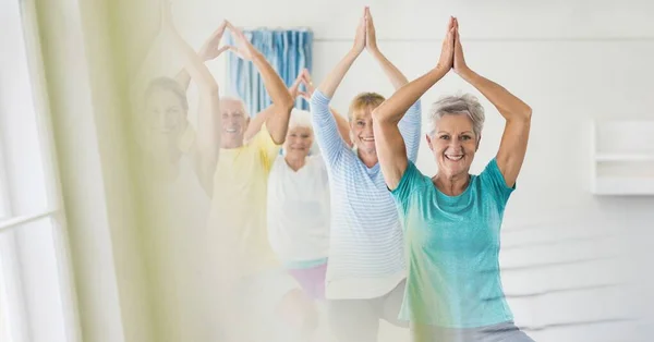 Efecto Desenfoque Con Espacio Copia Contra Entrenadora Yoga Femenina Grupo — Foto de Stock