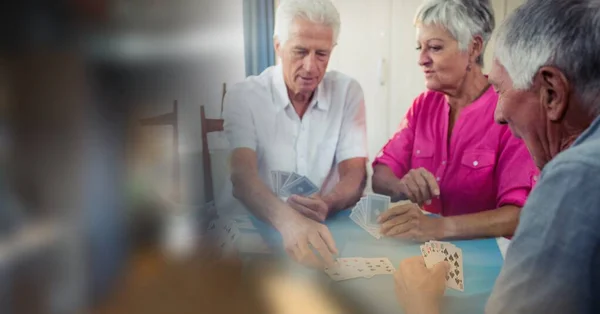 Rozmazat Efekt Kopírovací Prostor Proti Seniorům Kteří Hrají Karty Domově — Stock fotografie