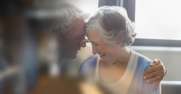 Efect Estompat Spațiu Copiere Împotriva Cuplului Senior Caucazian Care Îmbrățișează — Fotografie, imagine de stoc