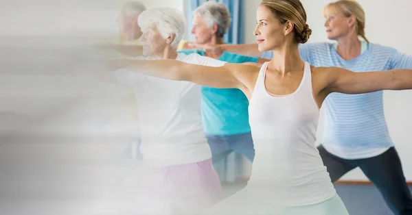 Suddig Effekt Med Kopieringsutrymme Mot Kvinnlig Yogatränare Och Grupp Seniorer — Stockfoto