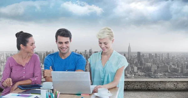Zusammengesetztes Bild Einer Gruppe Von Menschen Mit Laptop Vor Dem — Stockfoto