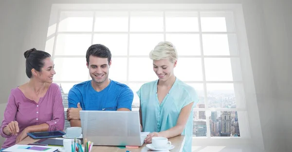 Zusammengesetztes Bild Einer Gruppe Von Menschen Mit Laptop Gegen Den — Stockfoto