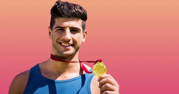Retrato Atleta Masculino Caucasiano Com Medalha Ouro Sorrindo Contra Espaço — Fotografia de Stock