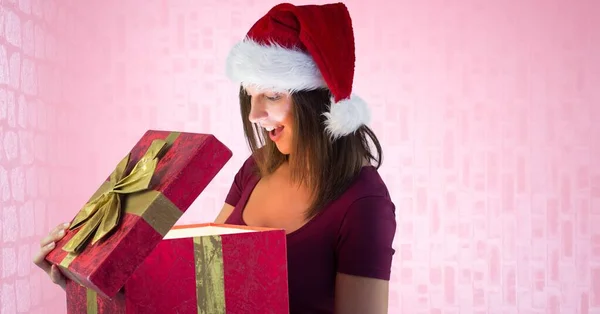 Kaukasische Frau Mit Weihnachtsmütze Öffnet Eine Geschenkschachtel Vor Kopierraum Auf — Stockfoto