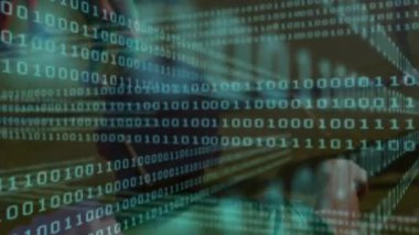 Stadyumdaki çeşitli futbol oyuncuları üzerinde ikili kodlama animasyonu. küresel spor ve rekabet konsepti dijital olarak oluşturulmuş video.