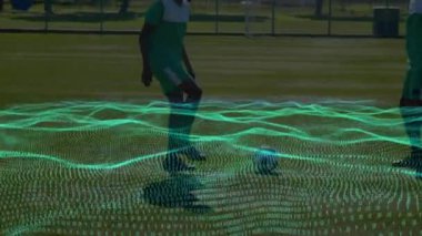 Stadyumdaki çeşitli futbol oyuncuları üzerinde ikili kodlama olan dalgaların animasyonu. küresel spor ve rekabet konsepti dijital olarak oluşturulmuş video.