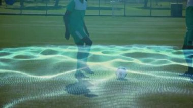 Stadyumdaki çeşitli futbol oyuncuları üzerinde ikili kodlama olan dalgaların animasyonu. küresel spor ve rekabet konsepti dijital olarak oluşturulmuş video.