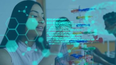 Modeli olan melez bir kız öğrenci üzerinde veri işleme animasyonu. okul ve eğitim kavramı dijital olarak oluşturulan video.