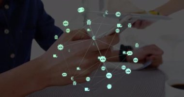 Akıllı telefon kullanan adamların üzerindeki simgelerle bağlantı ağının animasyonu. küresel bağlantılar, iş dünyası, dijital arayüz, teknoloji ve ağ konsepti dijital olarak oluşturulmuş video.
