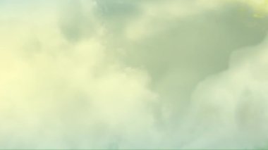 Hareket eden bulutlarla dolu gökyüzünün animasyonu. renk, hareket ve ışık arkaplan kavramı, dijital olarak oluşturulmuş video.