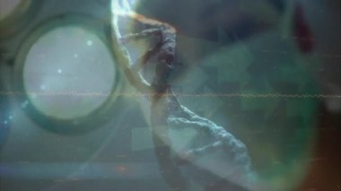 Kadınlar üzerinde dönen DNA dizisi ve veri işleme animasyonu. küresel bağlantılar, veri işleme ve dijital arayüz konsepti dijital olarak oluşturulmuş video.