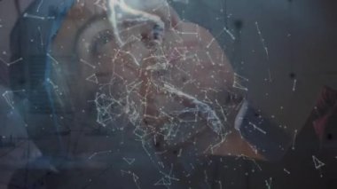 Dönen DNA dizisi ve kadınlar üzerindeki bağlantı ağının animasyonu. küresel bağlantılar, veri işleme ve dijital arayüz konsepti dijital olarak oluşturulmuş video.