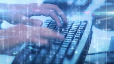 Veri işleme üzerinde klavye kullanan adamların animasyonu. küresel bağlantılar, veri işleme ve dijital arayüz konsepti dijital olarak oluşturulmuş video.