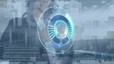 Akıllı telefon kullanarak melez bir adamın üzerinde çember oluşturma animasyonu. ağ, bağlantılar, iş ve dijital olarak üretilen video teknolojisi konseptiyle çalışma.