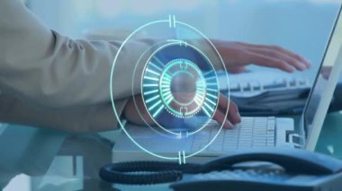 Kafkasyalı bir kadının dizüstü bilgisayar kullanarak çember oluşturma animasyonu. ağ, bağlantılar, iş ve dijital olarak üretilen video teknolojisi konseptiyle çalışma.