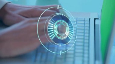 Dizüstü bilgisayar kullanan beyaz bir kadının elleri üzerinde çember işleme animasyonu. ağ, bağlantılar, iş ve dijital olarak üretilen video teknolojisi konseptiyle çalışma.