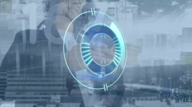 Animasyon çemberi ve akıllı telefon kullanan iki ırklı adamın numaraları. ağ, bağlantılar, iş ve dijital olarak üretilen video teknolojisi konseptiyle çalışma.