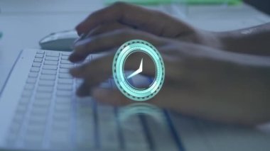Dizüstü bilgisayar kullanarak melez bir adamın elleri üzerinde hareket eden saatin animasyonu. zaman, bağlantılar, iş ve teknoloji konseptiyle dijital olarak oluşturulmuş video.