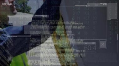 Kafkas erkek müteahhitin inşaat kontrol ettiği verilerin işlendiği ekranın animasyonu. inşaat, iş, dijital arayüz, teknoloji ve iletişim konsepti dijital olarak oluşturulmuş video.