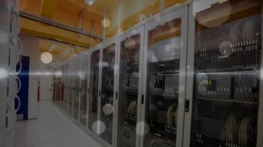 Sunucuların üzerinde yüzen ışık ve noktaların animasyonu. küresel bağlantılar, ağ, veri işleme ve teknoloji konsepti dijital olarak oluşturulmuş video.