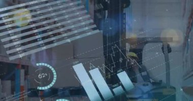 Beyaz erkek depo çalışanı üzerinde grafik ve veri animasyonu. iş, finans, paket hizmetleri konsepti dijital olarak oluşturulmuş video.