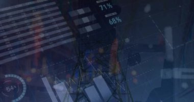 Karanlık çöktüğünde elektrik direğiyle birlikte grafiklerin ve verilerin animasyonu. elektrik, enerji ve finans kavramı dijital olarak üretilen video.