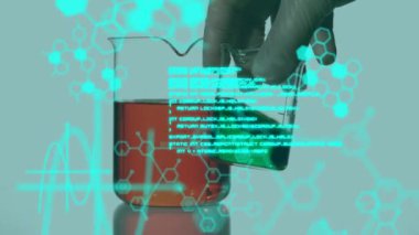 Veri işleme ve kimyasal formüllerin animasyonu laboratuvar çalışanının elinde camda sıvı sallaması üzerine. Bilim, kimya, veri işleme ve teknoloji konsepti dijital olarak oluşturulmuş video.