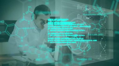 Çift ırklı erkek laboratuvar çalışanı üzerinde veri işleme ve kimyasal formüllerin animasyonu. Bilim, kimya, veri işleme ve teknoloji konsepti dijital olarak oluşturulmuş video.