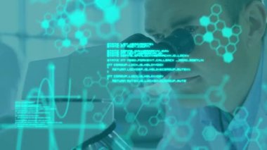 Mikroskop kullanan beyaz erkek laboratuvar çalışanı üzerinde veri işleme ve kimyasal formüllerin animasyonu. Bilim, kimya, veri işleme ve teknoloji konsepti dijital olarak oluşturulmuş video.