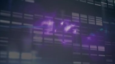 Şebeke üzerinde veri işleme animasyonu ve parlayan bulutlar. küresel hesaplama ve veri işleme kavramı dijital olarak oluşturulmuş video.