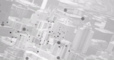 Gri şehir manzarası üzerindeki noktaların ve bağlantıların animasyonu. küresel ağ, bağlantılar ve şehir hayatı konsepti dijital olarak oluşturulmuş video.