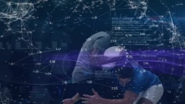 Çeşitli erkek ragbi oyuncuları üzerinde çeşitli veri ve bağlantı ağının animasyonu. global spor, bağlantılar ve teknoloji konsepti dijital olarak oluşturulmuş video.