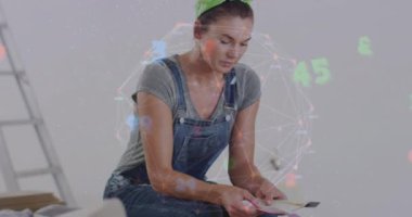 Yeniden dekore eden mutlu beyaz kadın üzerinden bağlantı ve numaralar ağının animasyonu. küresel bağlantılar ve dijital arayüz konsepti dijital olarak oluşturulmuş video.