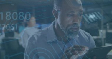 Afro-Amerikan iş adamının tablet kullanarak veri işleme animasyonu. küresel iş, finans, bağlantılar ve dijital arayüz konsepti dijital olarak oluşturulmuş video.