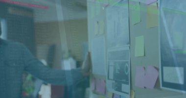 Çeşitli iş adamlarının not tutması üzerine veri işleme animasyonu. küresel iş, finans, bağlantılar ve dijital arayüz konsepti dijital olarak oluşturulmuş video.