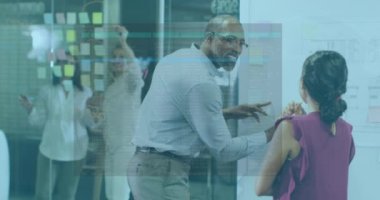 Çeşitli iş adamlarının konuşmaları üzerine veri işleme animasyonu. küresel iş, finans, bağlantılar ve dijital arayüz konsepti dijital olarak oluşturulmuş video.